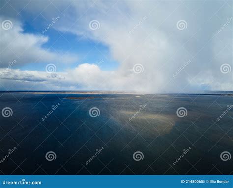 Sopra il lago prima del cielo .